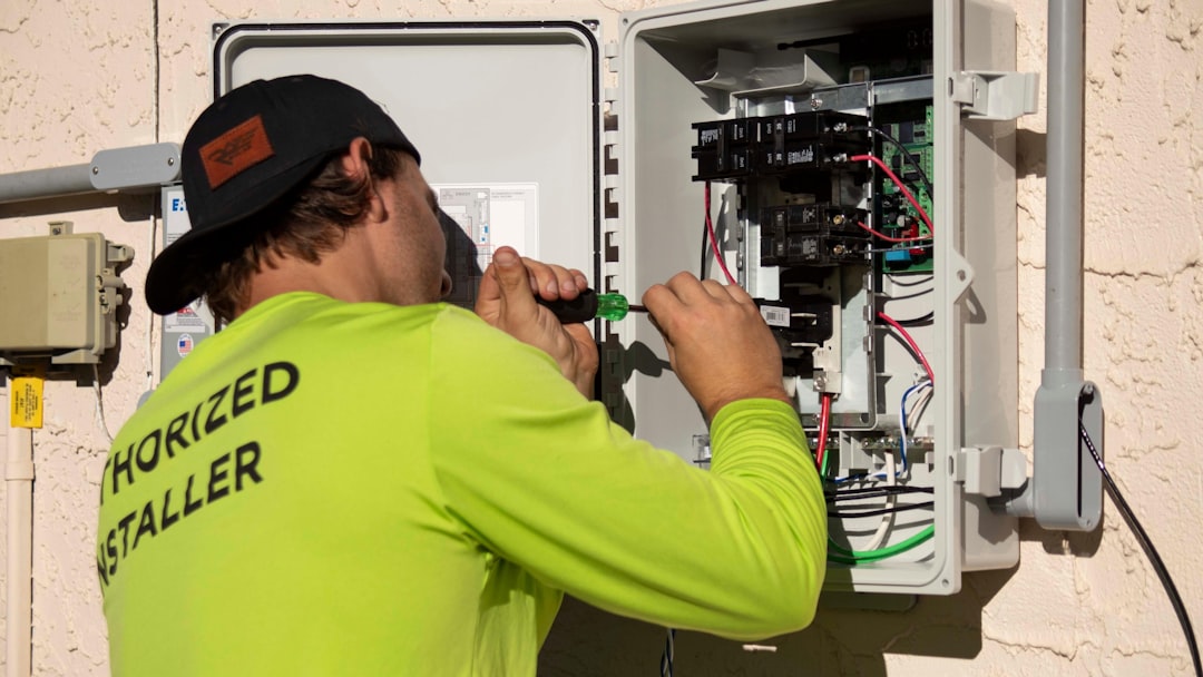 Elektricien werkt aan een verdeelbord
