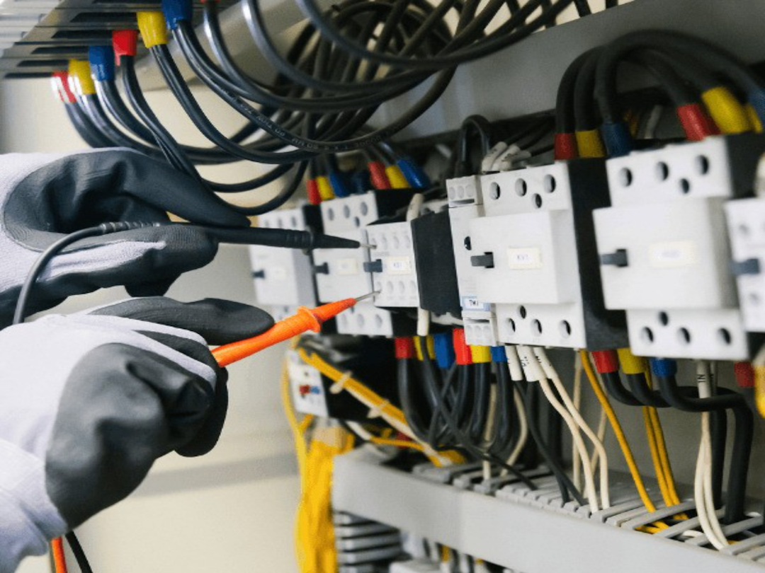 Elektrische installatie wordt doorgemeten